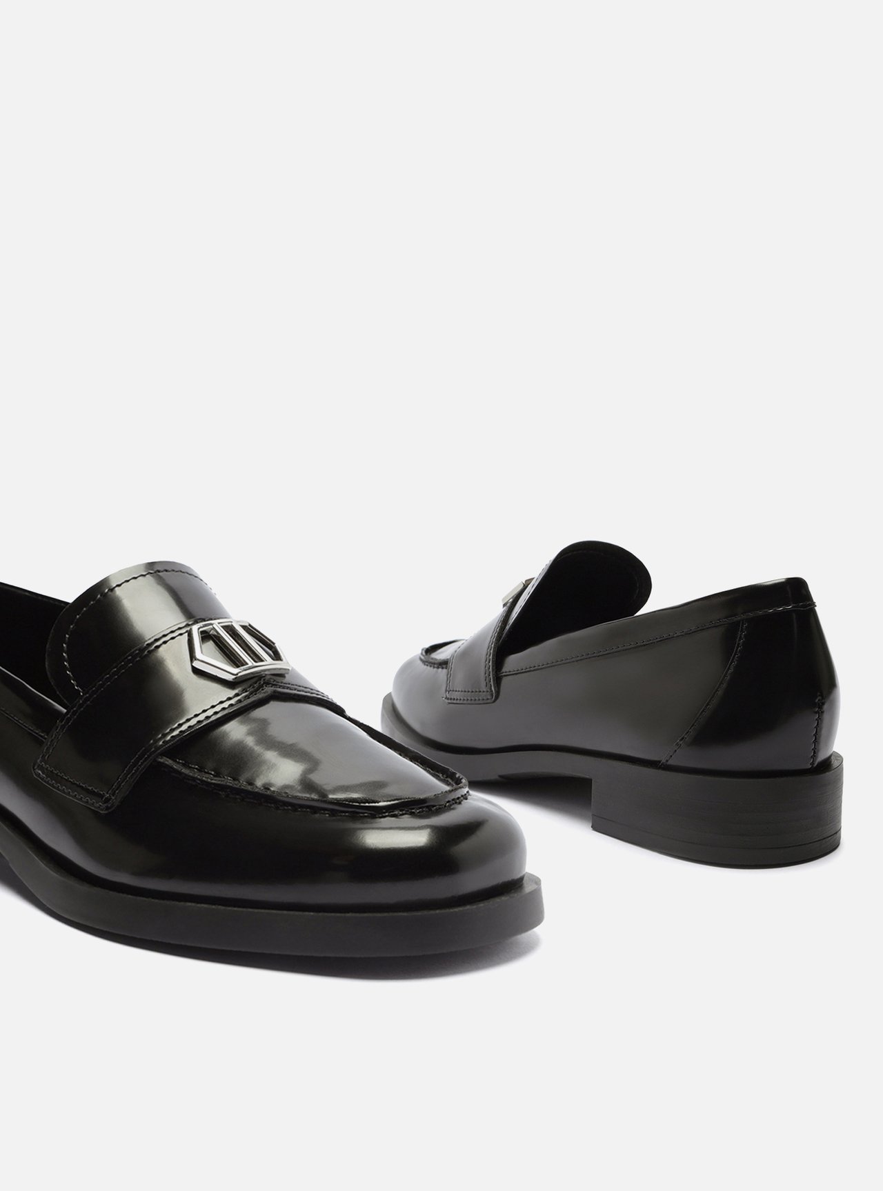 Mocassim Preto Bico Redondo Tira Metal — foto 4