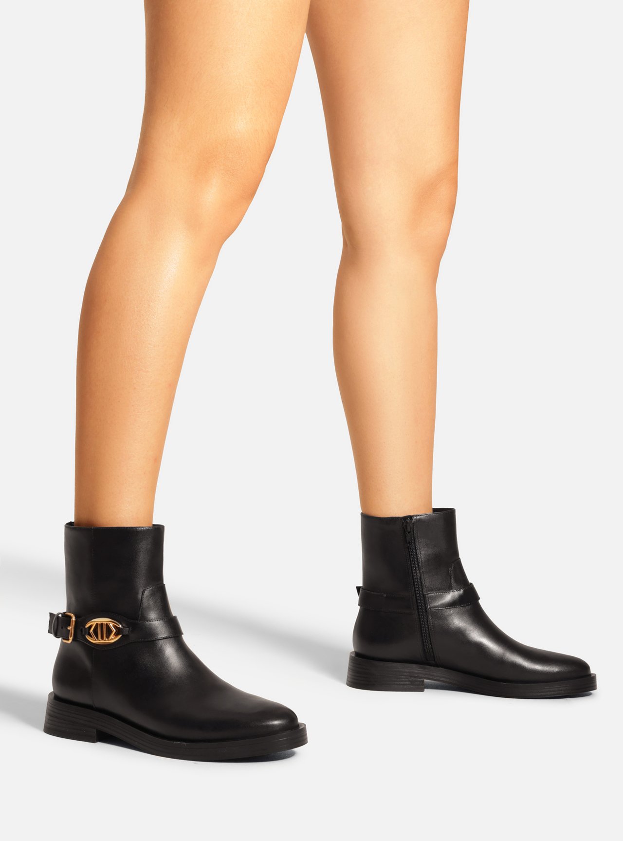 Bota Preta Couro Cano Curto Detalhe Metal — foto 6