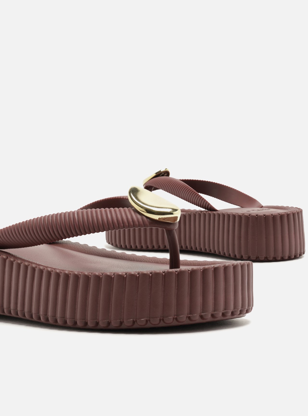 Chinelo de Dedo Vermelha Flatform Metais Brizza — foto 4