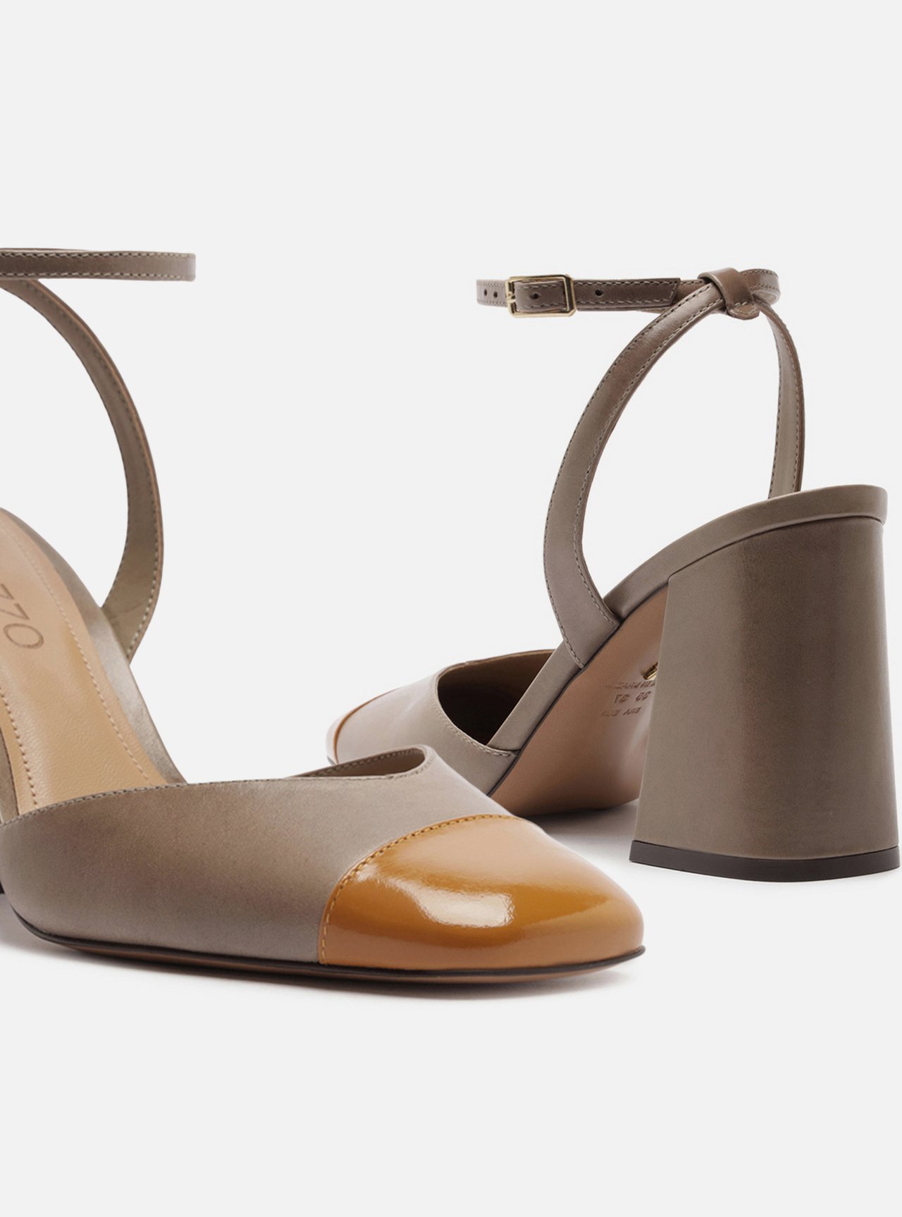 Scarpin Cinza Fivela Cap Toe Caramelo — foto 4