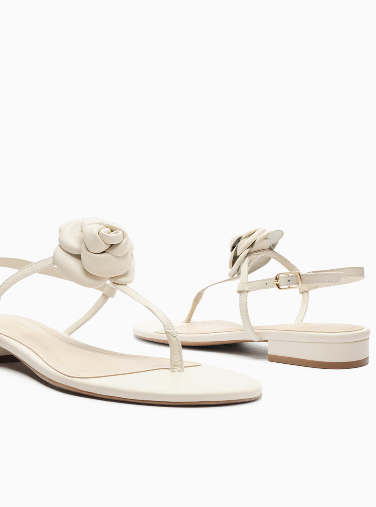 Sandália Off-White Couro Salto Baixo Slim Flor — foto 4