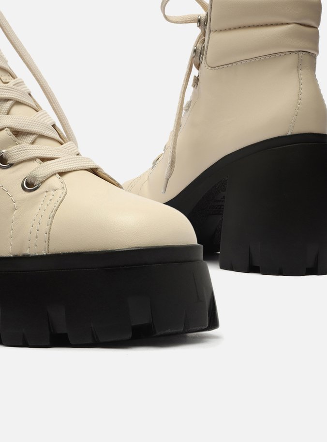 Bota Off-White Couro Cano Curto Tratorada Harper