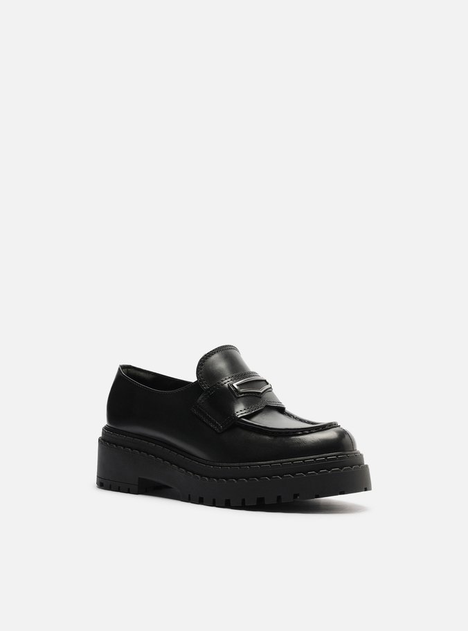 Mocassim Preto Couro Tratorado Tira Metal