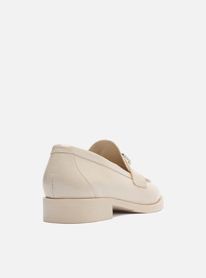 Mocassim Nude Bico Redondo Tira Metal