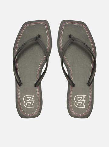 Arezzo — Chinelo de Dedo Preto Square Recouro Eletrizzante