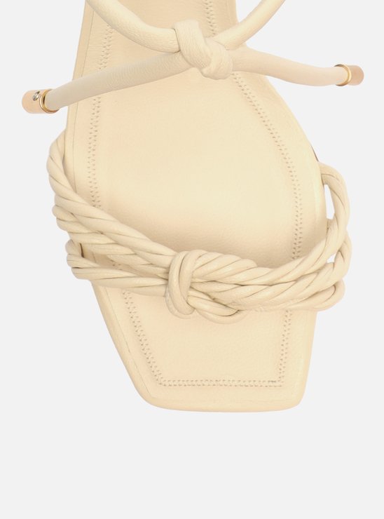 Sandália Off-White Salto Médio Bloco Tiras Torcidas