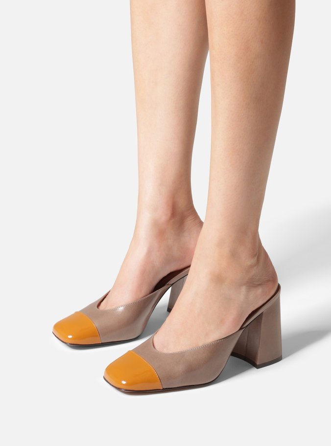 Mule Multicolorida Couro Salto Bloco Cap Toe Caramelo