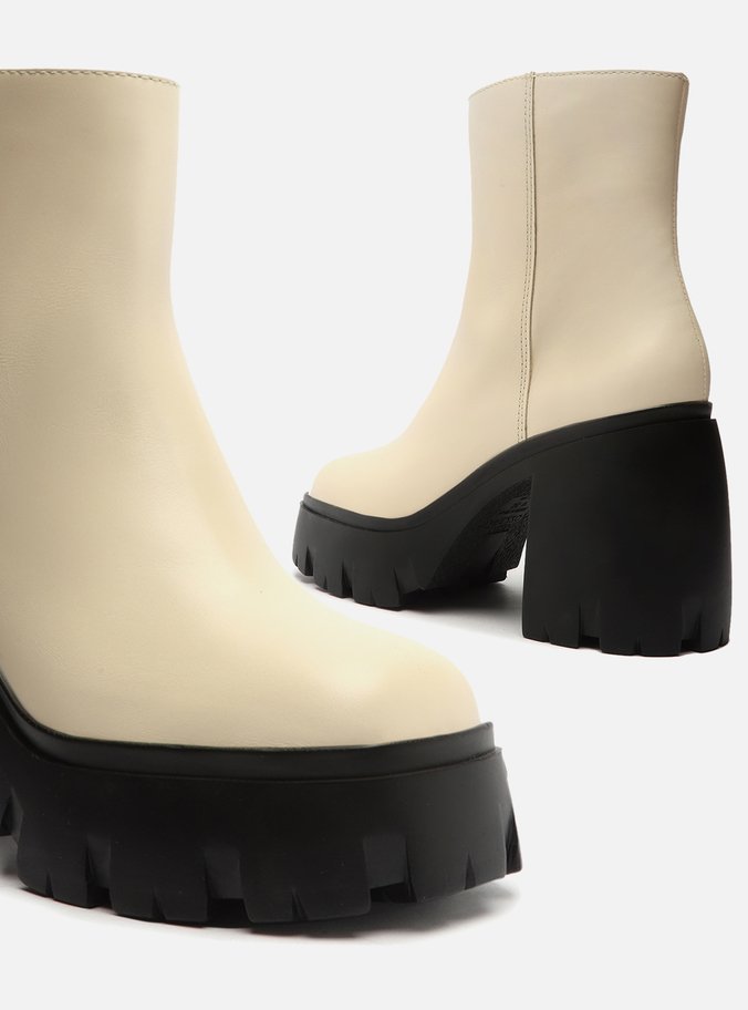Bota Off-White Couro Cano Médio Salto Bloco Tratorada