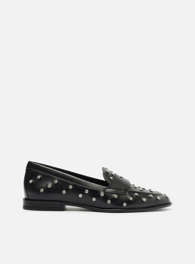 Mocassim Preto Couro Bico Redondo Tira Tachas