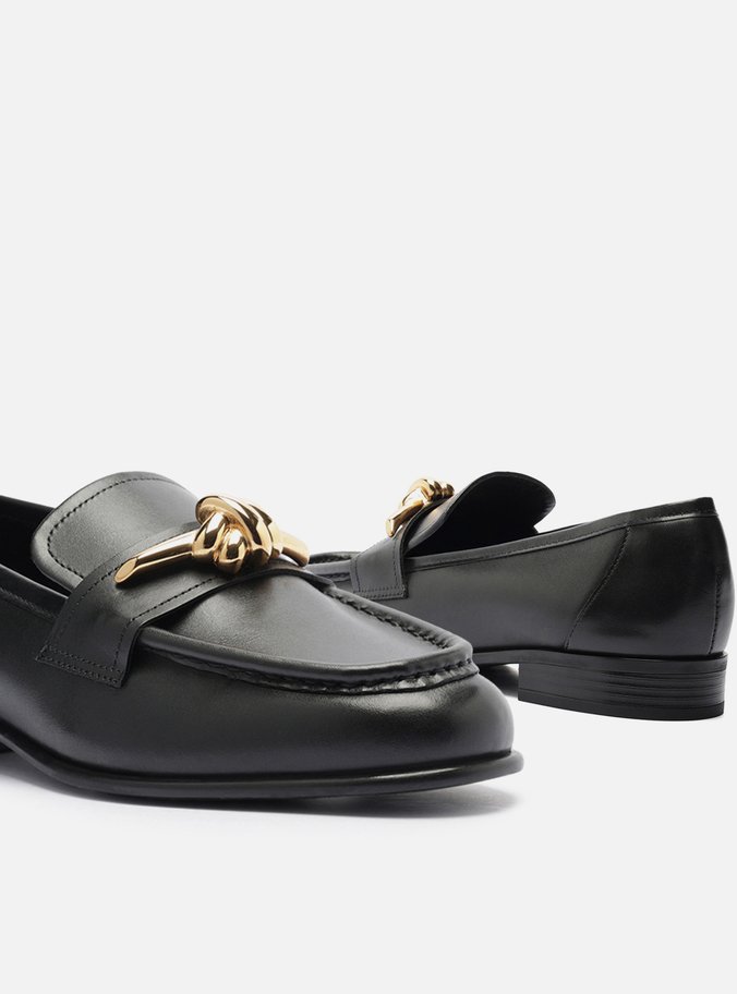 Mocassim Preto Couro Bico Redondo Metal Nó