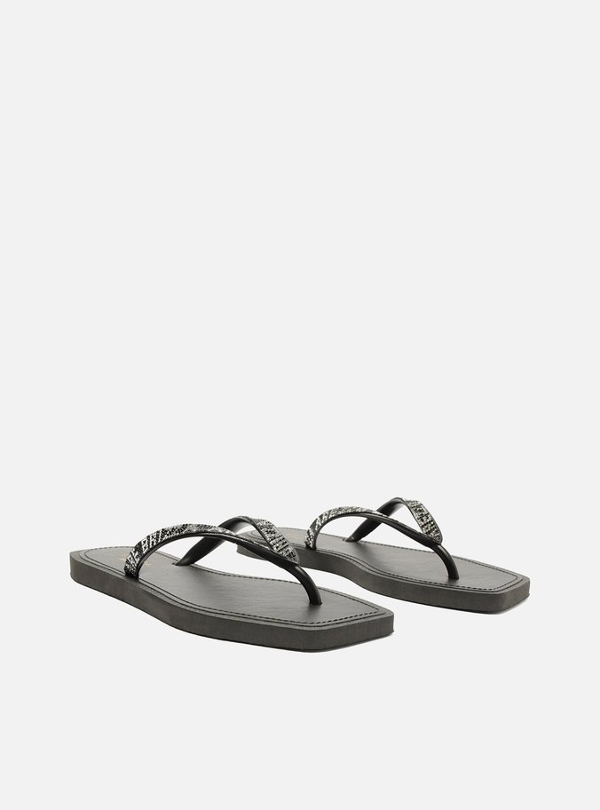 Chinelo de Dedo Preto Square Lettering Strass