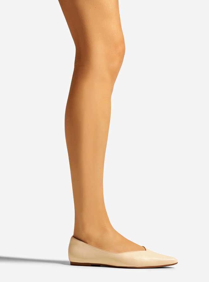 Sapatilha Off-White Couro Bico Fino Minimal