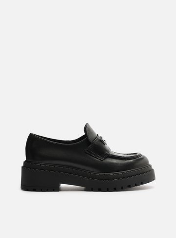 Mocassim Preto Couro Tratorado Tira Metal
