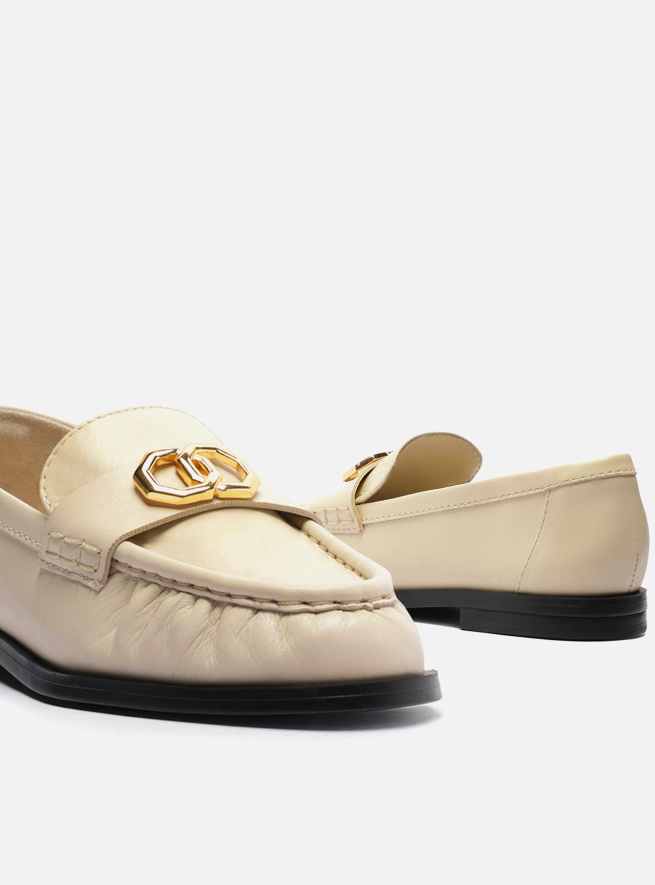 Mocassim Branco Couro Franzido Tira Metal — foto 4