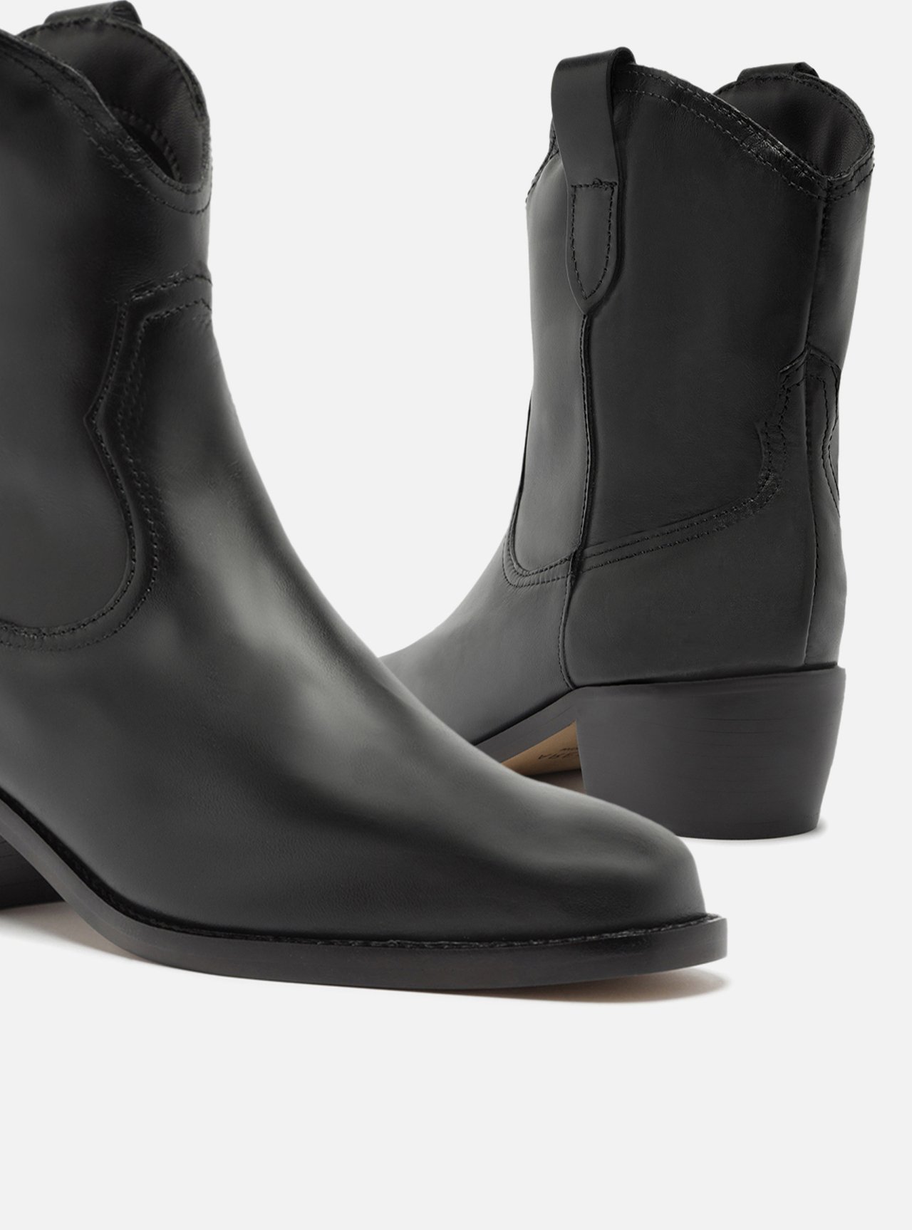 Bota Preta Couro Cano Curto Western Alicia — foto 4