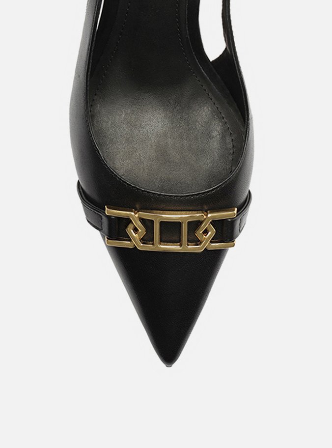 Scarpin Preto Couro Bico Fino Slingback Metal