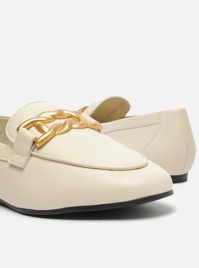 Mocassim Off-White Couro Metal Trança