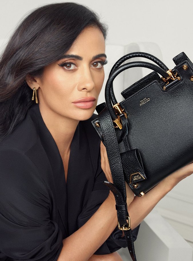 Bolsa Tote Preta Couro Abbraccio Média Tachas