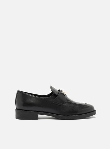 Mocassim Preto Couro Bico Redondo Retrô Metal