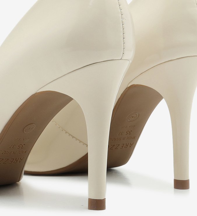 Scarpin Branco Verniz Salto Fino Bico Fino Off-White