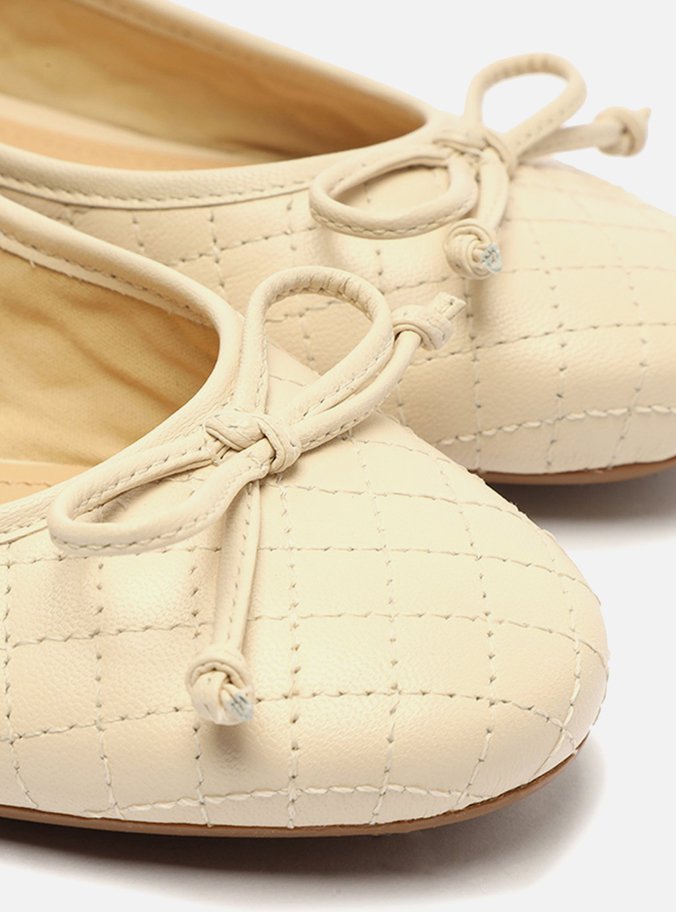 Sapatilha Off-White Matelassê Bico Redondo
