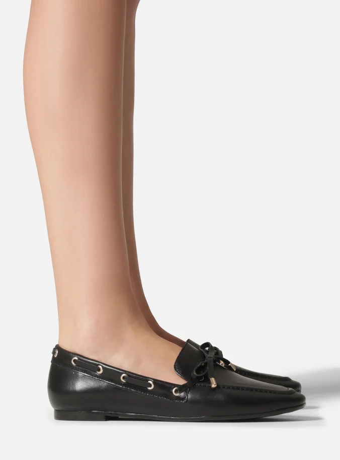 Mocassim Preto Couro Bico Quadrado Laço