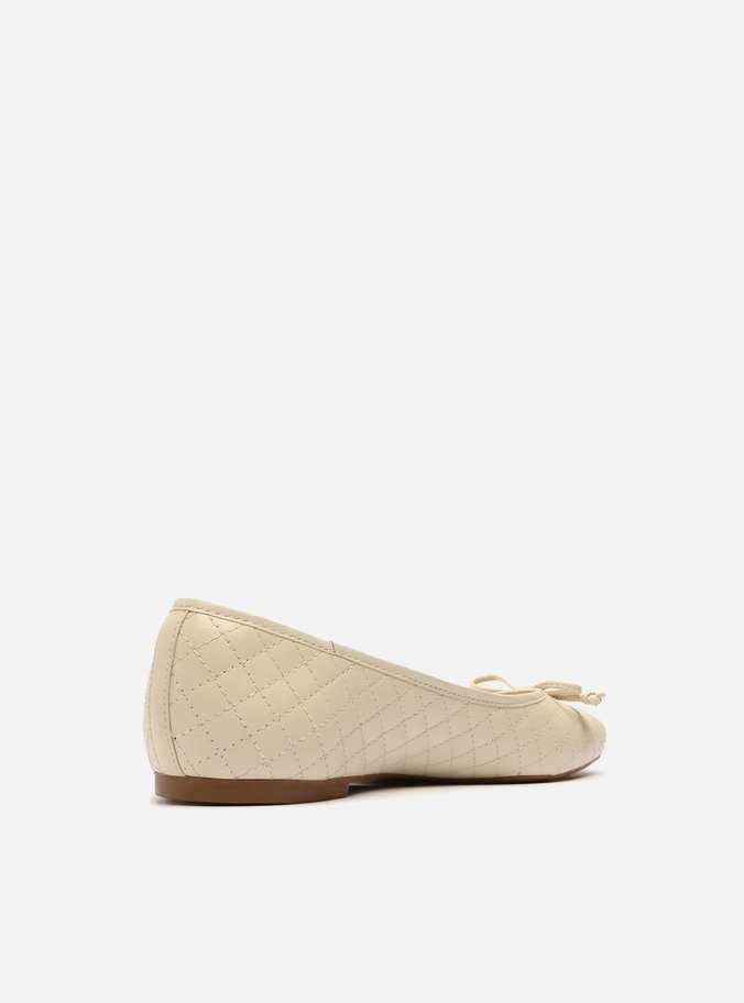Sapatilha Off-White Matelassê Bico Redondo