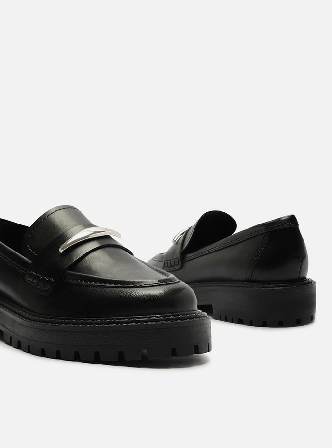 Mocassim Preto Couro Detalhe Metálico Tratorado