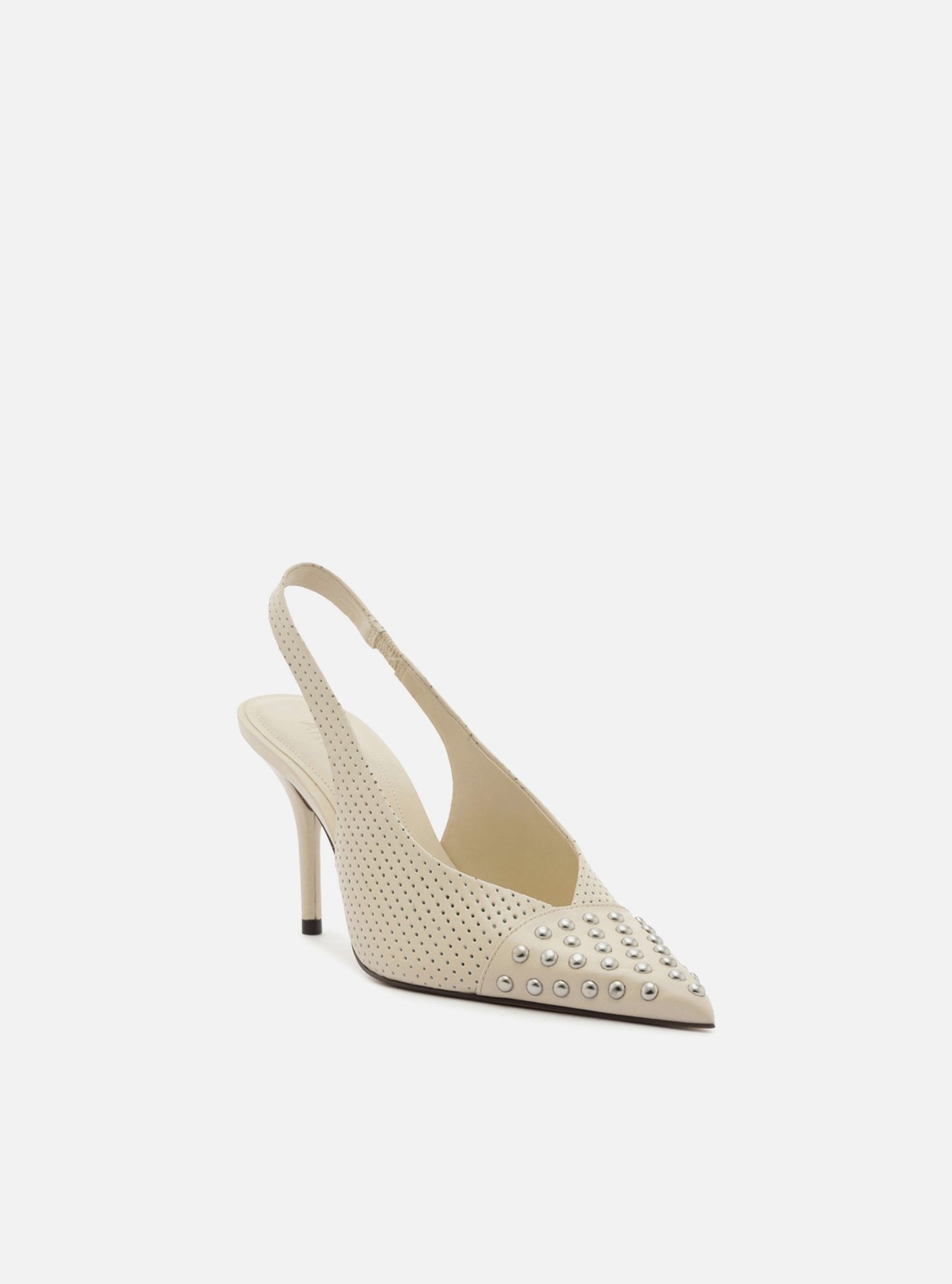 Scarpin Off-White Couro Salto Médio Tachas — foto 2