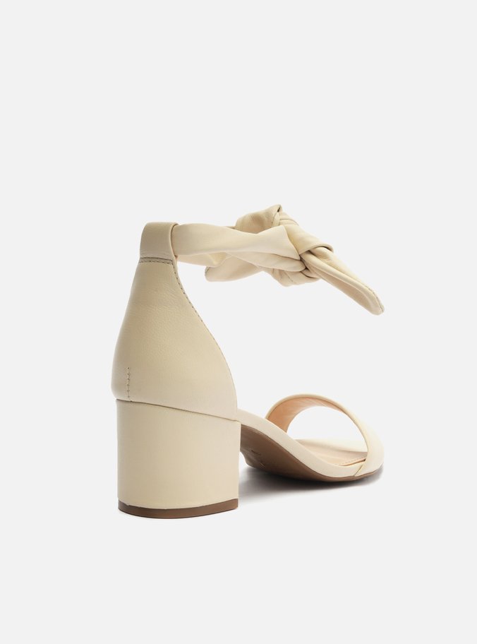 Sandália Off-White Couro Salto Médio Bloco Isabelli