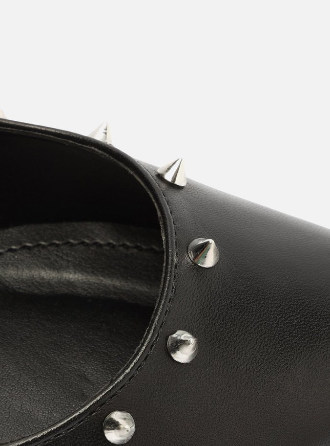 Scarpin Preto Couro Bico Fino Spikes