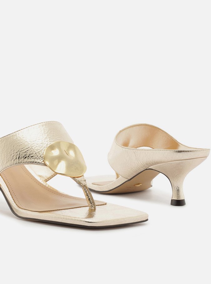Sandália Dourada Couro Salto Kitten Thong Metal