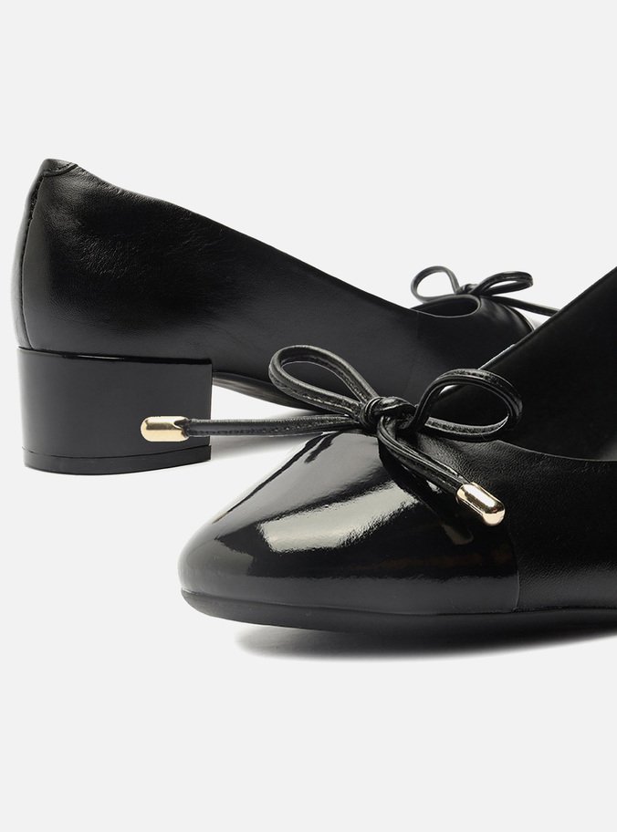 Scarpin Preto Couro Salto Baixo Laço Soft