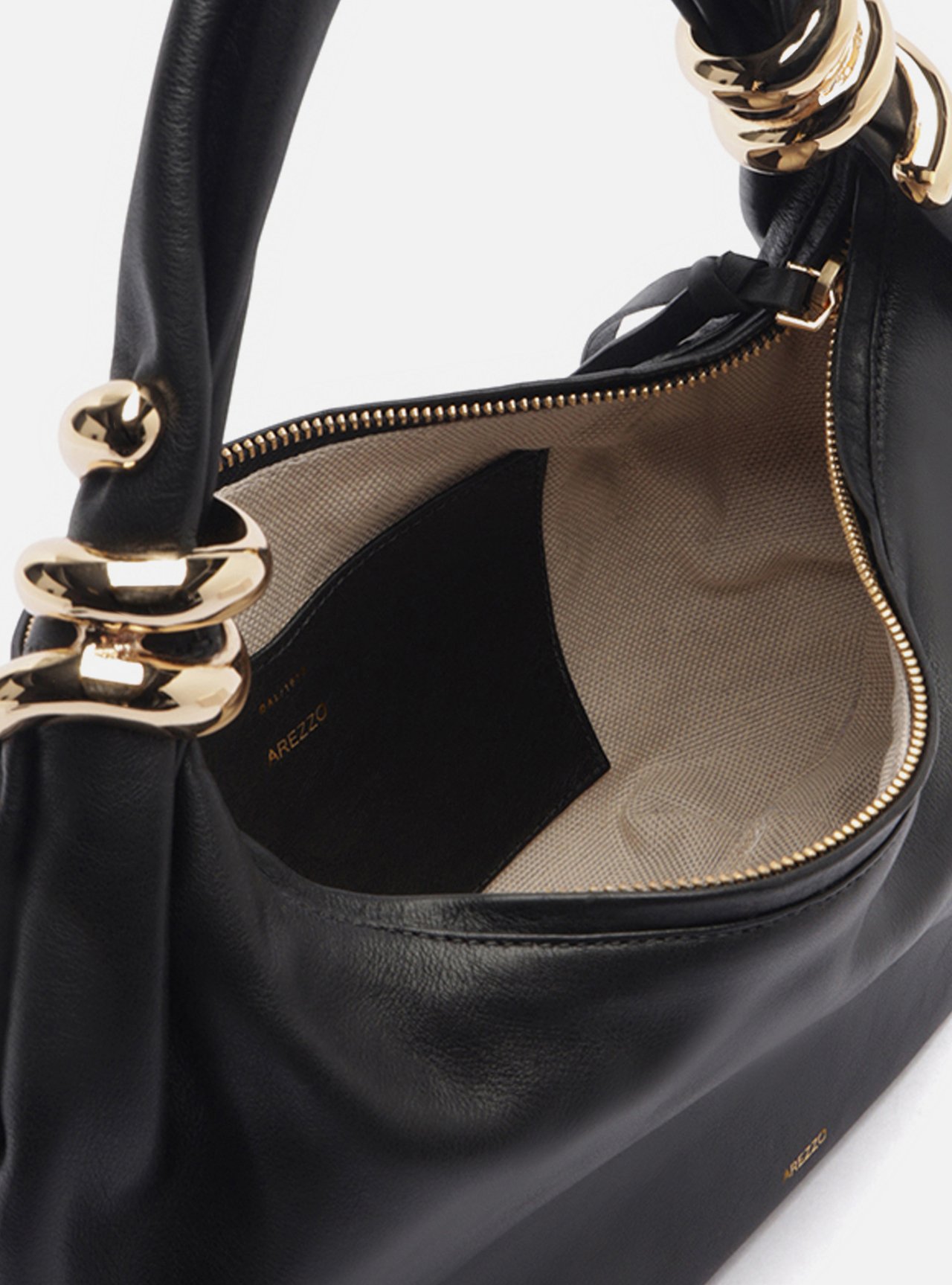 Bolsa Hobo Preta Couro Média Argolas Douradas — foto 4