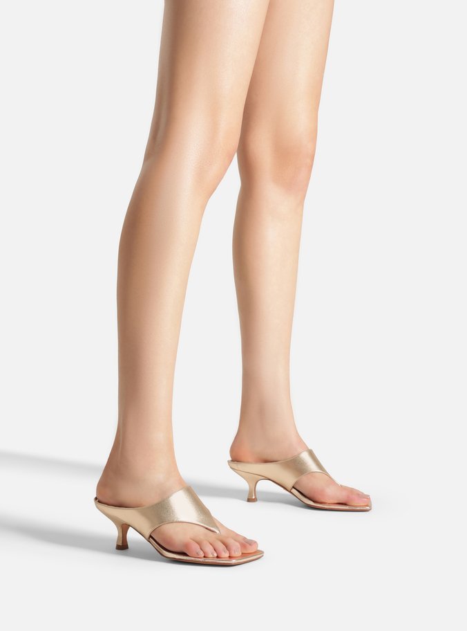 Sandália Dourada Couro Salto Kitten Tira Thong