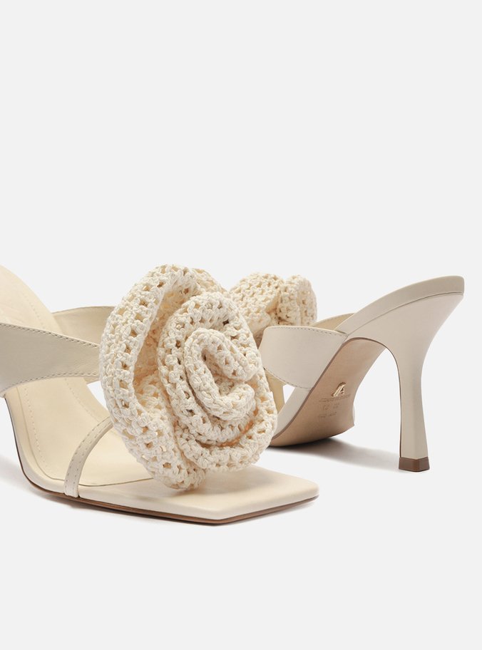 Sandália Off-White Salto Fino Flor Crochê