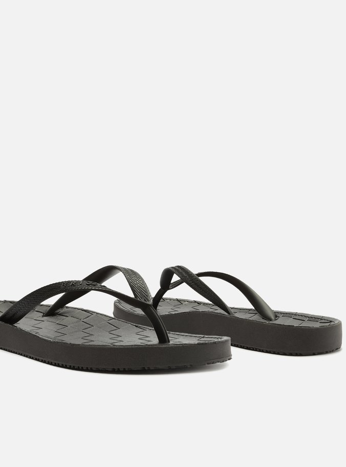 Chinelo Preto Bico Redondo Plástico