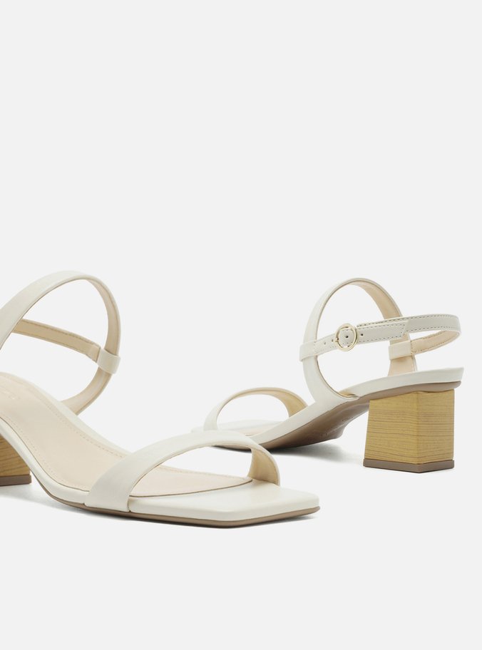 Sandália Off-White Salto Baixo Tiras