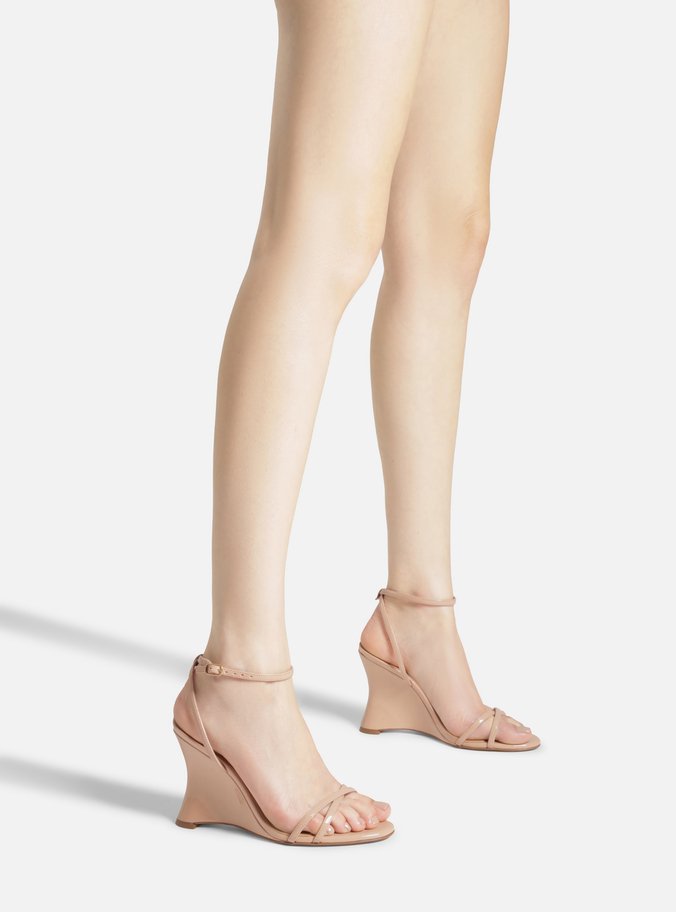 Sandália Bege Verniz Anabela Alto Curvo Tiras