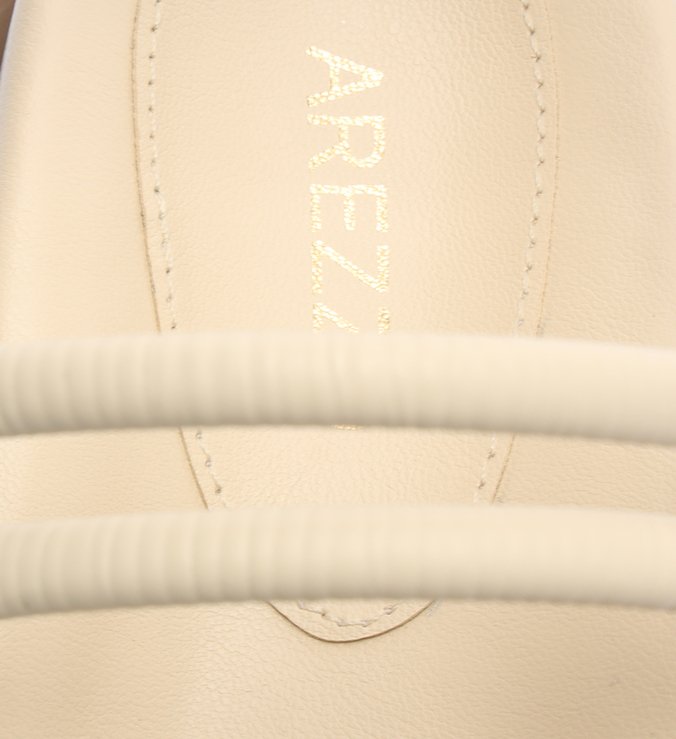 Papete Off-White Couro Tiras Bombadas
