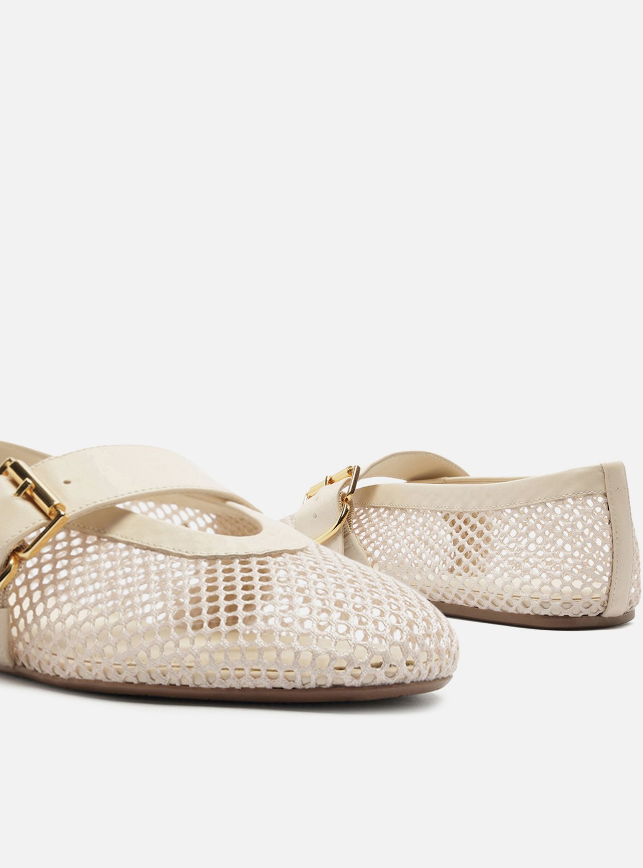 Sapatilha Off White Tela Fivela Dourada — foto 4