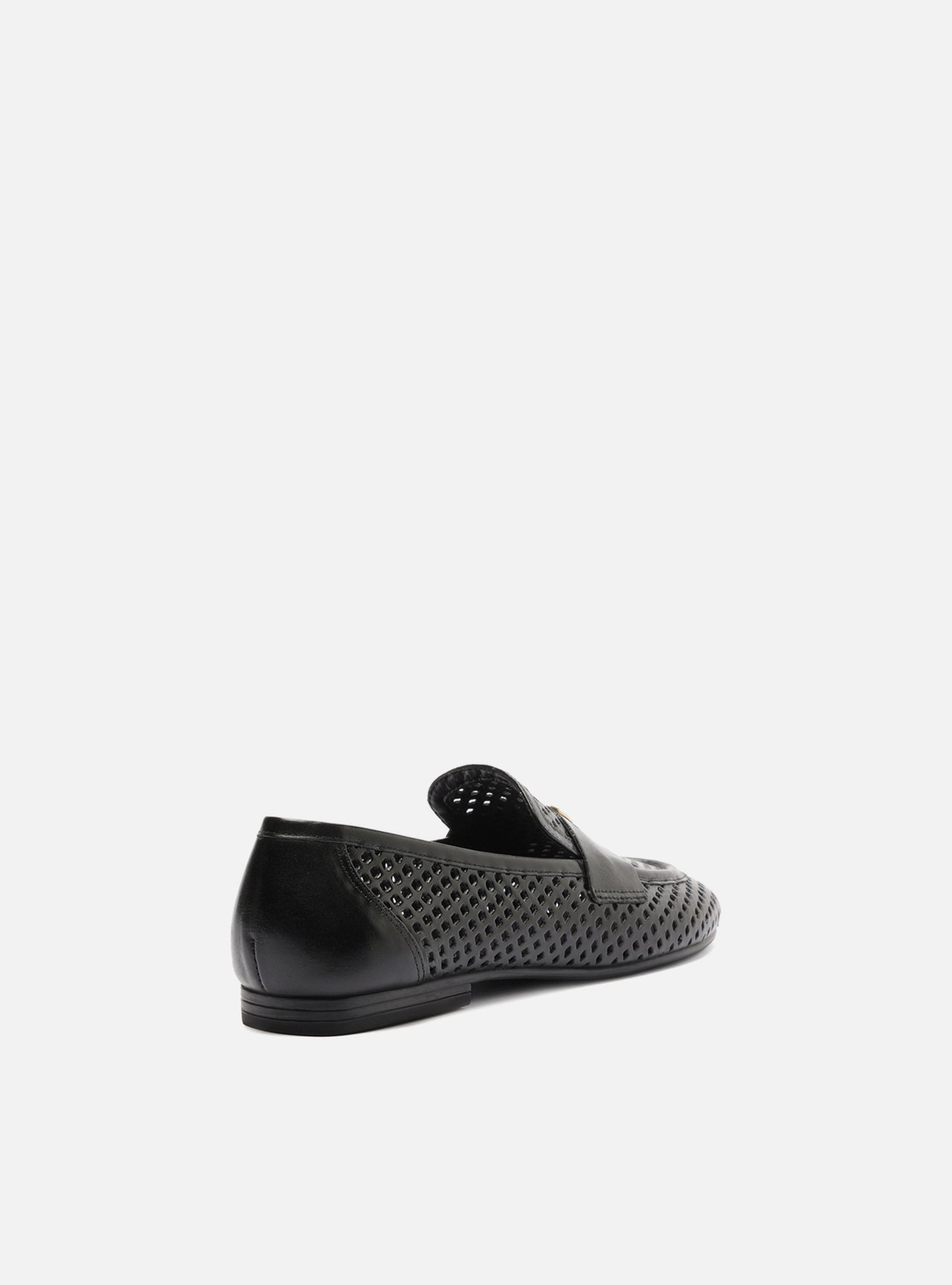 Mocassim Preto Couro Bico Redondo Vazado Metal — foto 3
