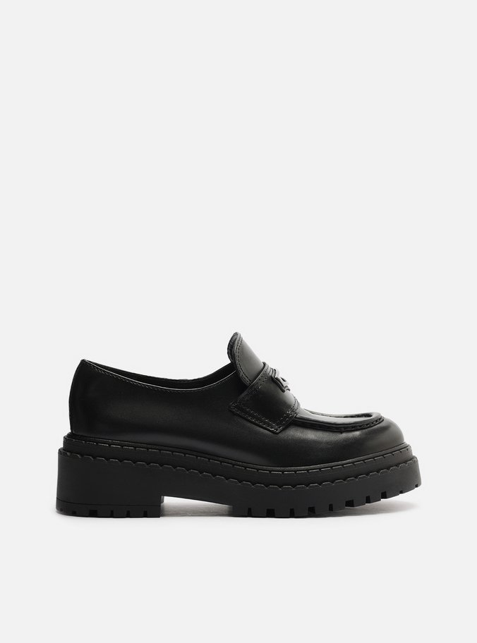 Mocassim Preto Couro Tratorado Tira Metal