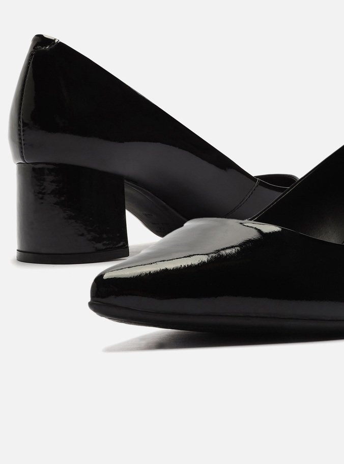 Scarpin Preto Verniz Salto Baixo Bloco