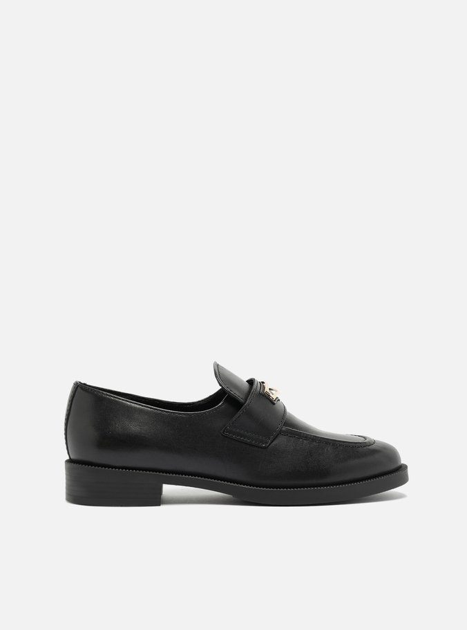 Mocassim Preto Couro Bico Redondo Retrô Metal