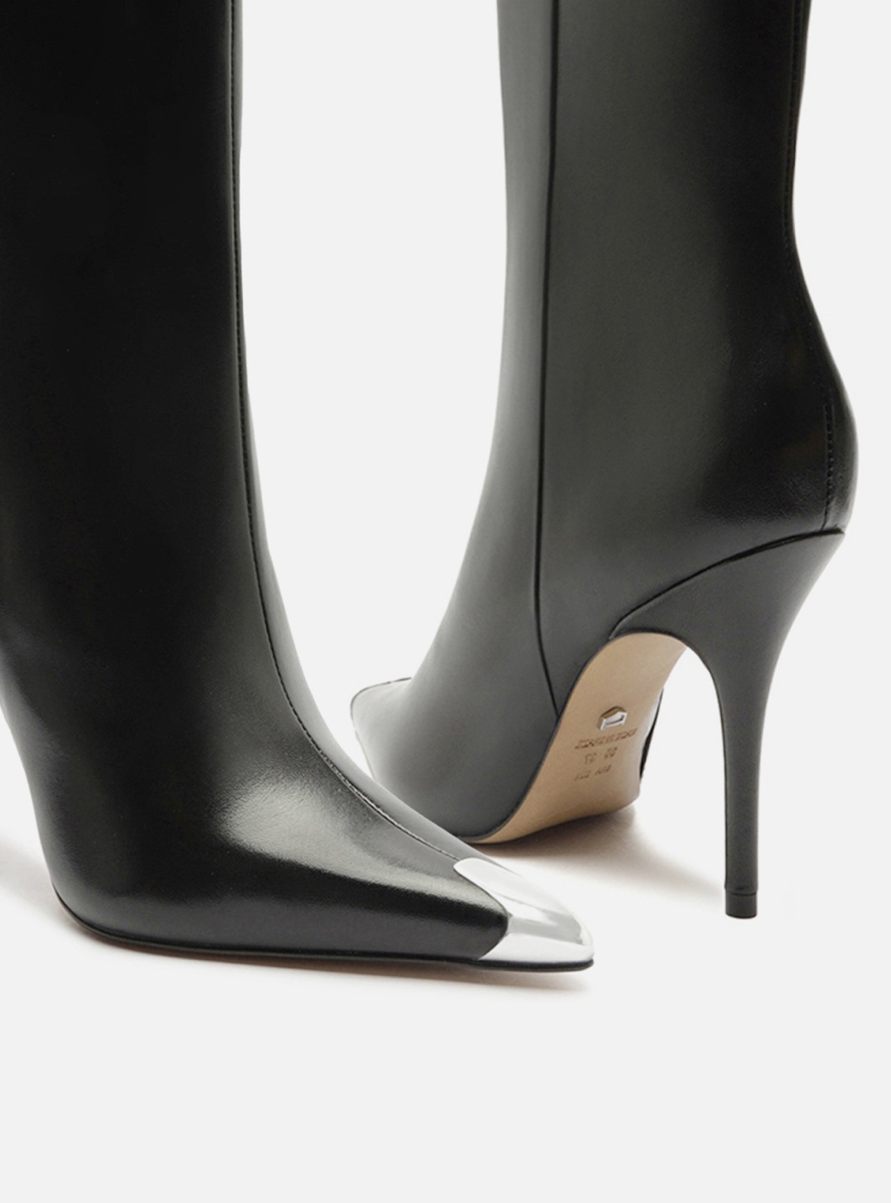Bota Preta Couro Salto Fino Cap Toe Metal — foto 4