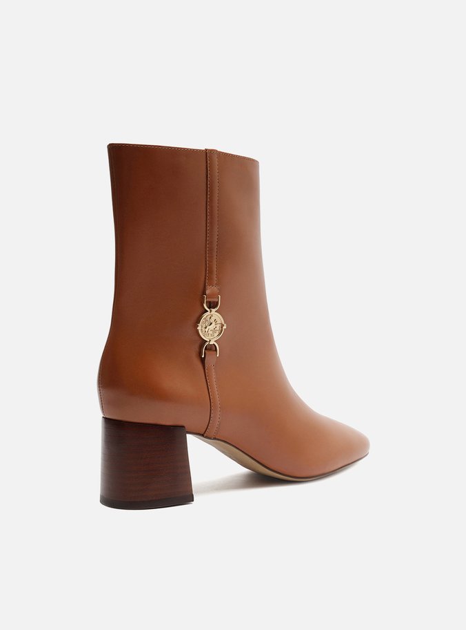 Bota Marrom Couro Salto Bloco Detalhe Medalha