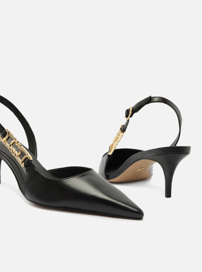 Scarpin Preto Couro Bico Fino Detalhe Metal