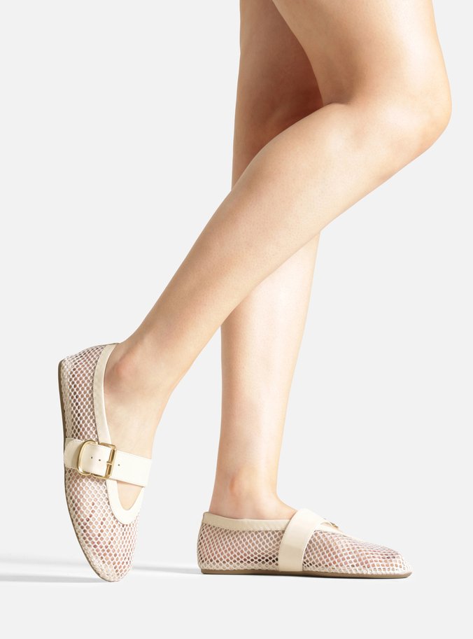 Sapatilha Off White Tela Fivela Dourada