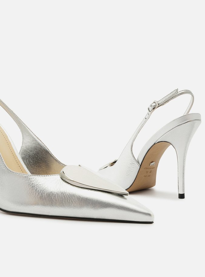 Scarpin Prata Couro Slingback Coração Metal